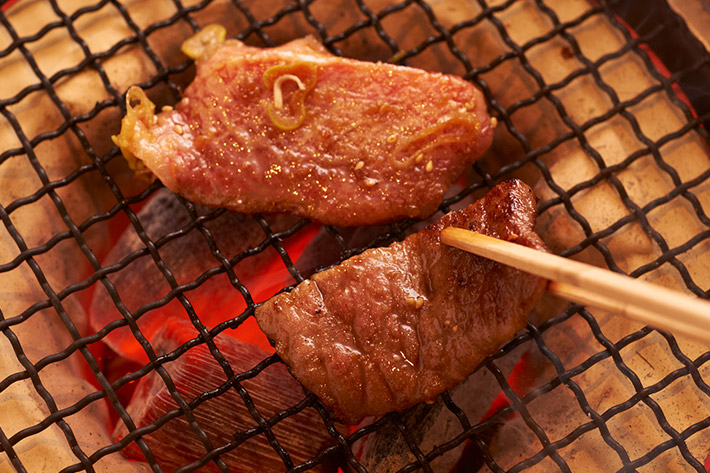 お肉焼きシーン